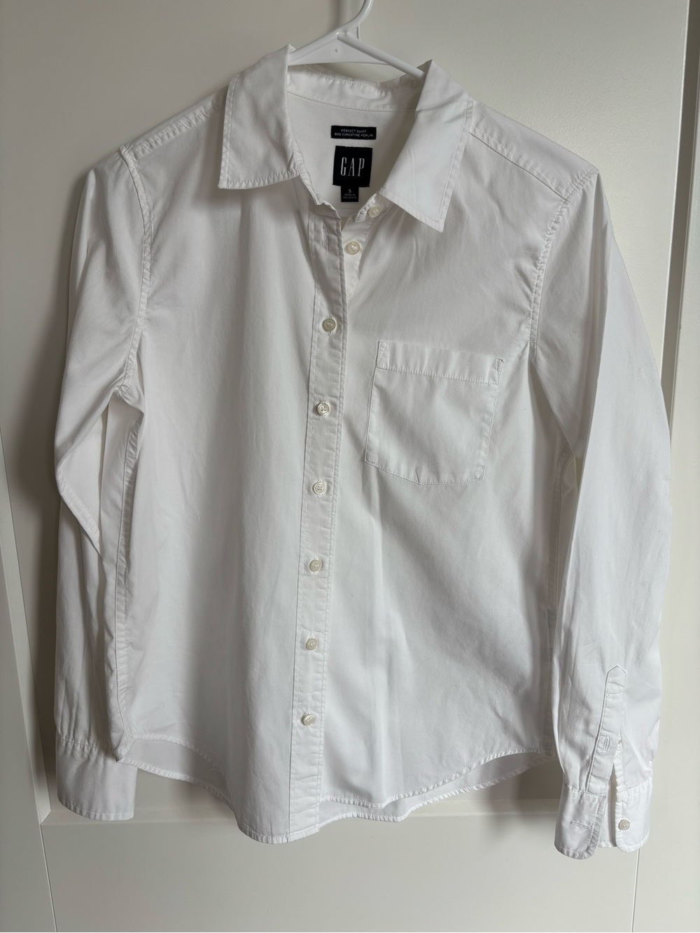GAP Men's White Long-Sleeve Button-Up Shirt